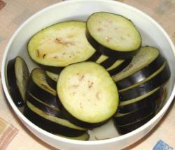 Баклажаны кружочками с помидорами сыром и чесноком