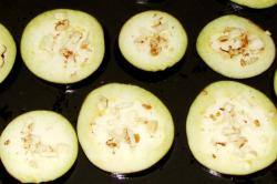 Баклажаны кружочками с помидорами сыром и чесноком