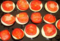 Баклажаны кружочками с помидорами сыром и чесноком