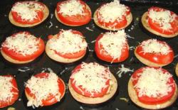 Баклажаны кружочками с помидорами сыром и чесноком