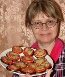 Баклажаны кружочками с помидорами сыром и чесноком