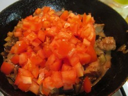 Баранина тушеная с баклажанами и помидорами - шаг 13