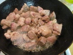 Баранина тушеная с баклажанами и помидорами - шаг 5