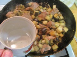 Баранина тушеная с баклажанами и помидорами - шаг 10