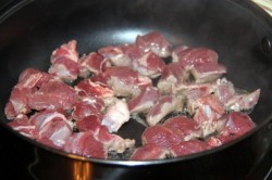 Баранина тушеная со сладким перцем, баклажанами и помидорами