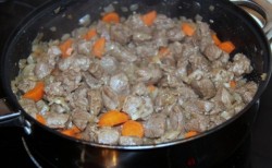 Баранина тушеная со сладким перцем, баклажанами и помидорами