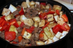 Баранина тушеная со сладким перцем, баклажанами и помидорами
