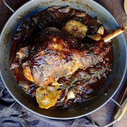 Баранья нога в нежном луковом мармеладе