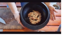 название картинки Баранья нога в чугунке