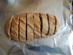 название картинки Батон с чесноком в духовке