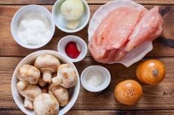 Бефстроганов из курицы со сметаной и грибами