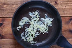 Бефстроганов из курицы со сметаной и грибами