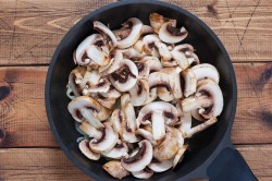 Бефстроганов из курицы со сметаной и грибами