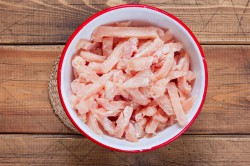 Бефстроганов из курицы со сметаной и грибами