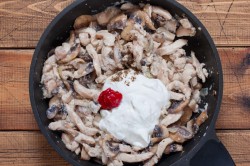 Бефстроганов из курицы со сметаной и грибами