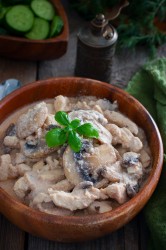 Бефстроганов из курицы со сметаной и грибами