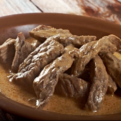 Бефстроганов классический с мукой и сметаной