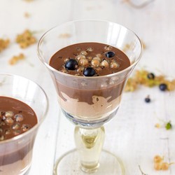 Шоколадный пудинг с белой смородиной