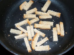 название картинки Белые гренки с чесноком на сковороде