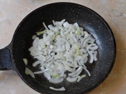 Белые грибы жареные с луком