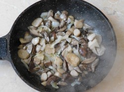 Белые грибы жареные с луком