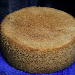 Бисквит в кастрюле на газовой плите