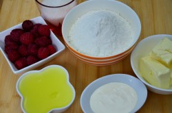 Бисквитный пирог с малиной