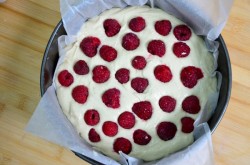 Бисквитный пирог с малиной