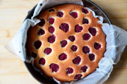 Бисквитный пирог с малиной