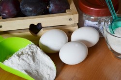 название картинки Бисквитный заливной пирог со сливами