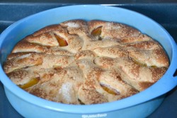 название картинки Бисквитный заливной пирог со сливами