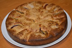 название картинки Бисквитный заливной пирог со сливами