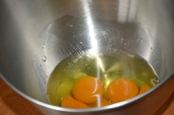 название картинки Бисквитный заливной пирог со сливами