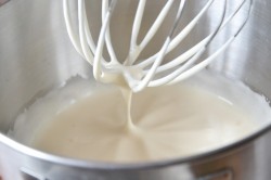 название картинки Бисквитный заливной пирог со сливами