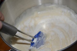 название картинки Бисквитный заливной пирог со сливами