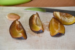 название картинки Бисквитный заливной пирог со сливами