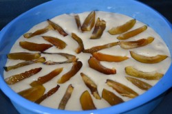 название картинки Бисквитный заливной пирог со сливами