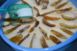 название картинки Бисквитный заливной пирог со сливами