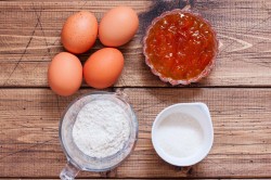 название картинки Простой бисквитный рулет с вареньем в духовке