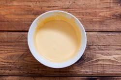 название картинки Простой бисквитный рулет с вареньем в духовке