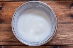 название картинки Простой бисквитный рулет с вареньем в духовке