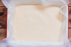 название картинки Простой бисквитный рулет с вареньем в духовке