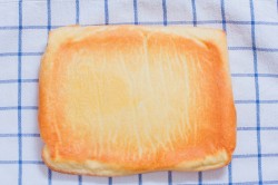 название картинки Простой бисквитный рулет с вареньем в духовке