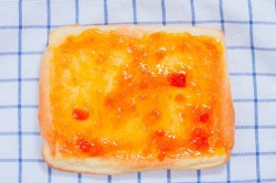 название картинки Простой бисквитный рулет с вареньем в духовке