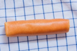 название картинки Простой бисквитный рулет с вареньем в духовке