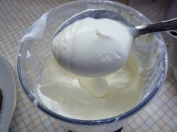 название картинки Бисквитный торт с творожным кремом и лесными ягодами