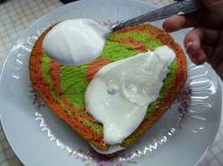 название картинки Бисквитный торт с творожным кремом и лесными ягодами