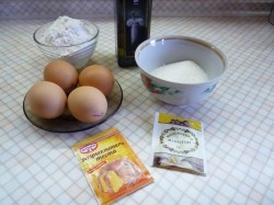 название картинки Бисквитный торт с творожным кремом и лесными ягодами