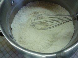 название картинки Бисквитный торт с творожным кремом и лесными ягодами