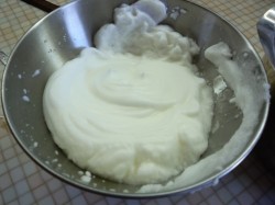 название картинки Бисквитный торт с творожным кремом и лесными ягодами